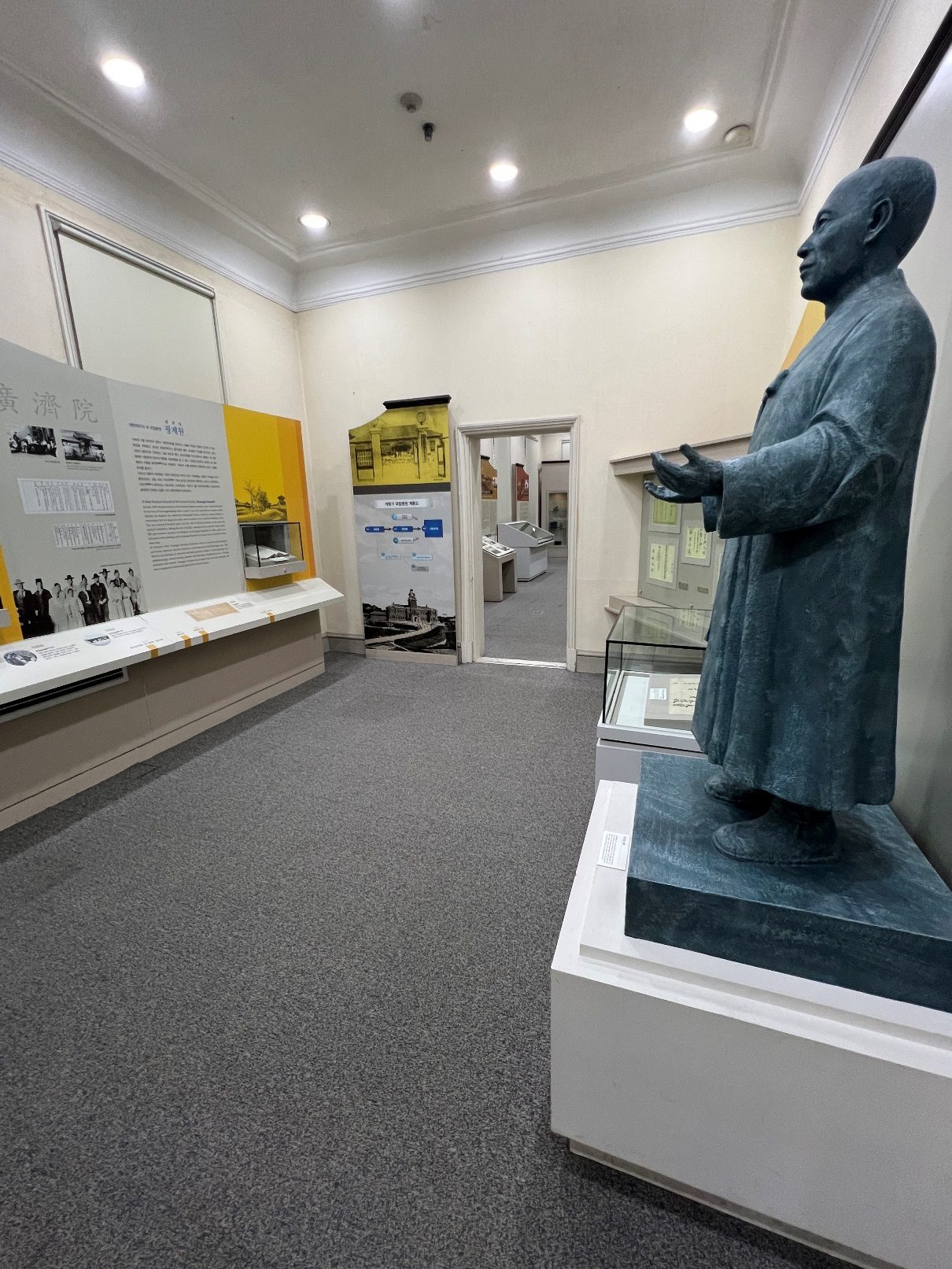 Seokyoung Ji's statue, The Museum of Medicine, Seoul (2).JPG